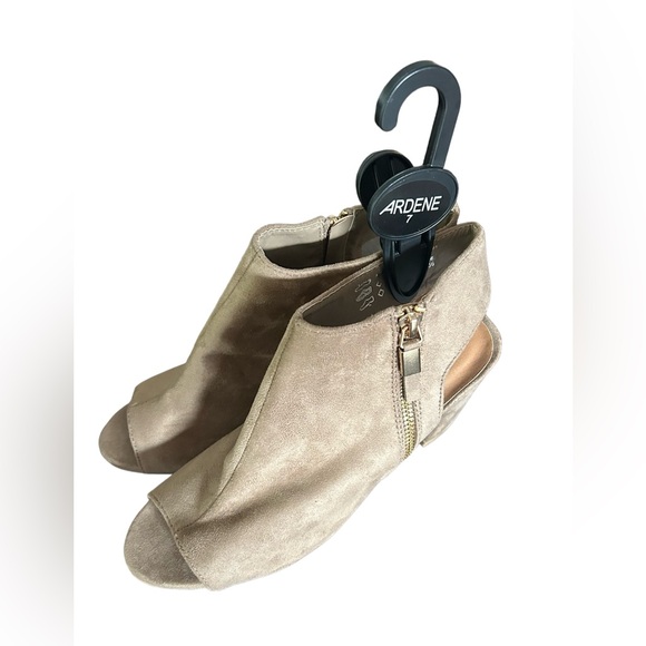 5/25$ ✨ Open Toe Booties - Picture 2 of 5